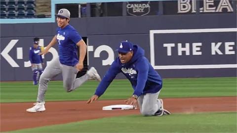 MLB(影)/要打G6壓力大?羅伯斯和金慧成比跑壘「跌到狗吃屎」道奇全隊超放鬆
