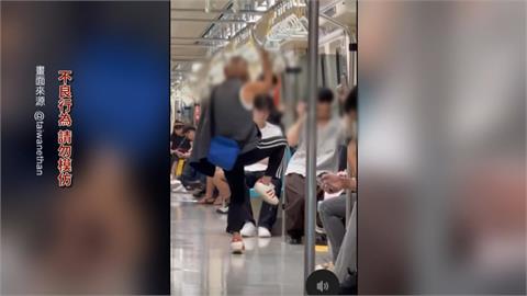 外籍男吊單槓、阿伯手握啤酒熱舞 捷運車廂變舞台？乘客直呼傻眼