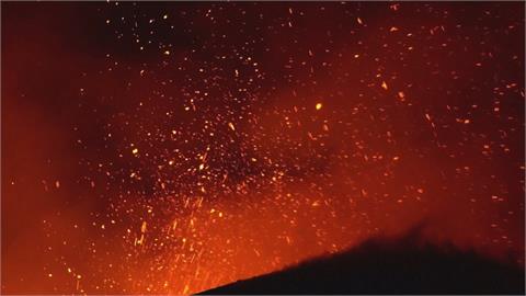 煙柱直衝8千米高！　義大利埃特納火山再度爆發