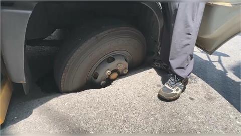 大貨車卡進1公尺坑洞　疑地底聯通管斷裂+大雨沖刷