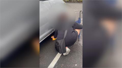 詭異女子大把鈔票塞「陌生人輪胎下」　網友驚呼：詐騙集團收水手？