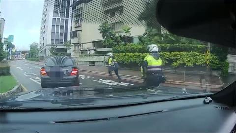 板橋毒駕拒檢衝撞！警「狂轟8槍逮人」　起獲毒品、武士刀