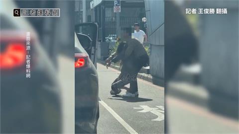 驚險! 女子疑喝醉癱倒路邊 一旁車流量大險象環生