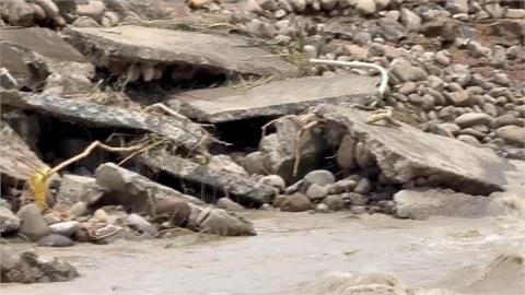 巴威釀災! 北埔河堤遭泥流沖毀 道路坍方「落石砸路中」幸無人傷