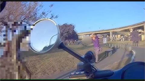 真男人？冬天泳渡淡水河　男打赤膊游近4公里恐觸法