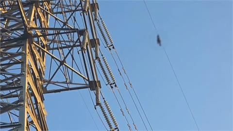 快新聞／詭！桃園龜山1男「神秘懸掛高壓電線」　警消今卸下遺體