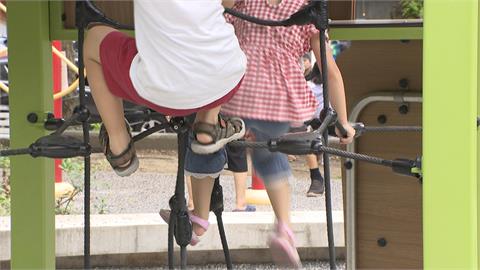 小男孩玩溜滑梯濺血　頭部割傷流血送醫縫兩針