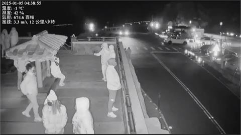 武嶺停車場凌晨塞爆！　追雪人潮眾多警上山取締違停