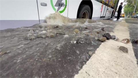 台南市東區水管線破裂　路面塌陷公車卡路中　全力搶修中