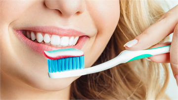美白牙膏「越刷牙齒越黃」？ 醫揭潛在風險：挑錯產品恐傷琺瑯質、牙齒更敏感