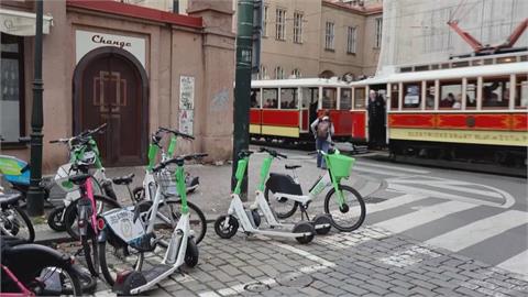 電動滑板車亂象！　捷克布拉格祭電動滑板車禁令