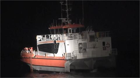快新聞／驚！宜蘭蘇澳昨深夜火燒船　驚險救援畫面曝光