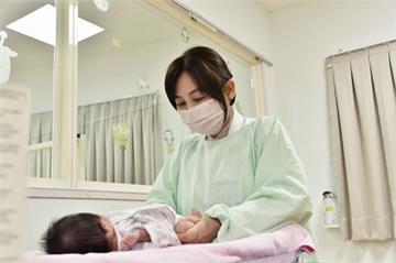 嬰兒換尿布「咔嗒」怪聲響   小心暗藏長短腳大危機