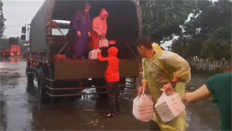 嘉義鹿草鄉淹水嚴重　鄉長挨家挨戶送便當