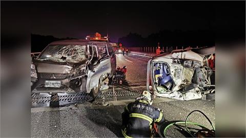 快新聞／國3高雄田寮段重大車禍　2車車頭全毀影像曝光