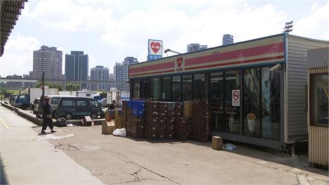 颱風來不敢大意！　橋下貨櫃屋、攤商自費撤離