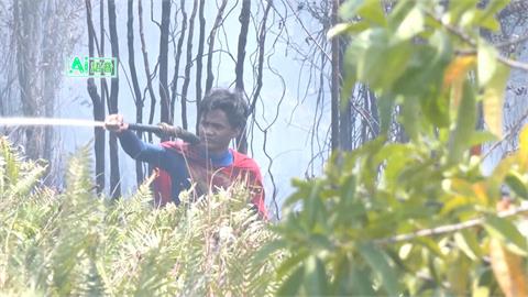 超人救野火！　印尼15歲少年穿超人裝加入滅火行列
