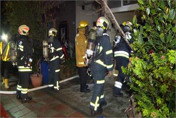 「火燒厝了」 警消破門喊人 屋主驚醒才知失火