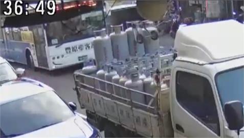 台中公車閃違停跨越雙黃線　百萬廂型車閃避不及撞破洞