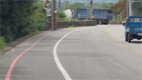 阿公酒駕 ! 自撞護欄「車子冒煙」 老伴滿頭血.金孫嚇壞