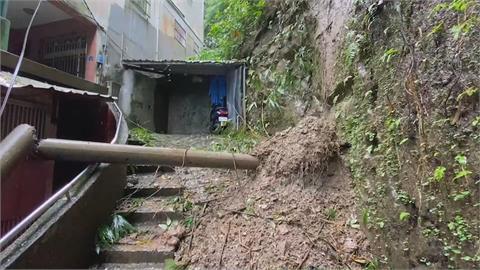 基隆仁二路邊坡土石滑落　當場壓斷路燈