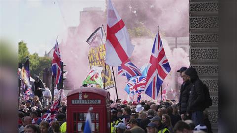 快新聞/英國大規模反移民示威!15萬人上街「與警爆發衝突」 25人遭逮