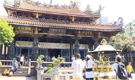 龍山寺保全、志工解說拜拜流程！他驚見「全程日英語」網揭超猛背景：民間高手