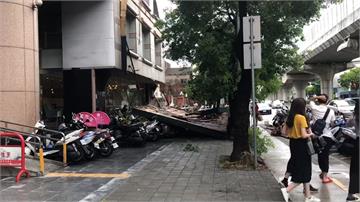 哈格比「挾狂風豪雨」 台中文心路巨型廣告招牌掉落 砸毀逾20機車