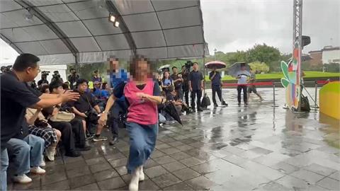 蔣萬安同台張麗善突下暴雨！民眾被cue大合照「狼狽衝上台」畫面曝