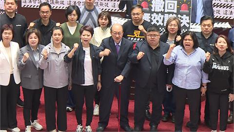 綠佔主席抗議藍白偷渡公投　柯建銘嗆傅崐萁「釘孤支　」