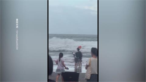 宜蘭外澳男子戲水遭浪往外推　海巡遙控式動力救生圈成功救援