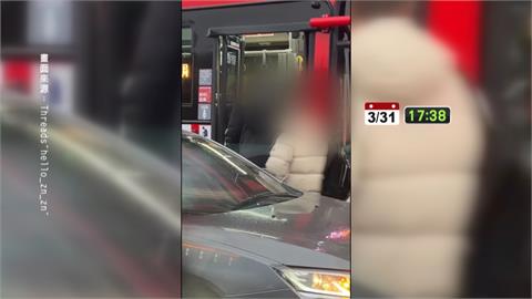 用生命搭車? 公車路中停等要乘客穿越車流走上車