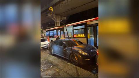 帕拉梅拉遭撞！　公車疑爆胎失控衝撞　　六百萬名車車主：心碎的一天
