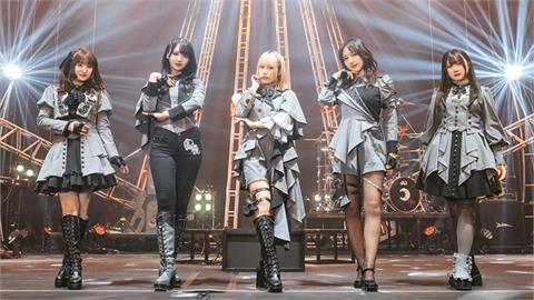 日女團東京開唱遭中國男鬧場！他用中文嗆高市「X你X」日網轟：像猴子一樣