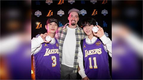 MLB/道奇強投史奈爾也懂「韓流」!湖人主場觀戰與韓男團「兩大咖」男星合照