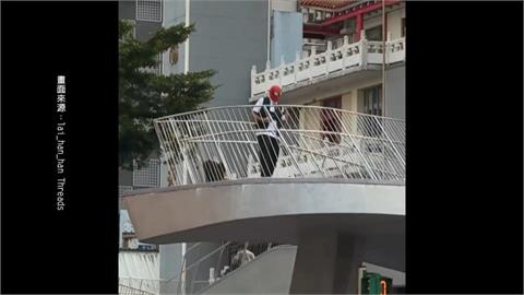 台北中山捷運站出現蜘蛛俠　拿雨傘當吉他忘我表演引路人拍影片po網