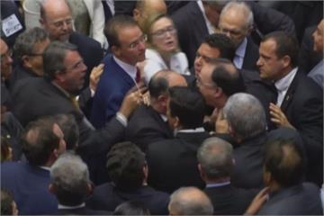 審判總統表決未過 巴西國會也爆發推擠 