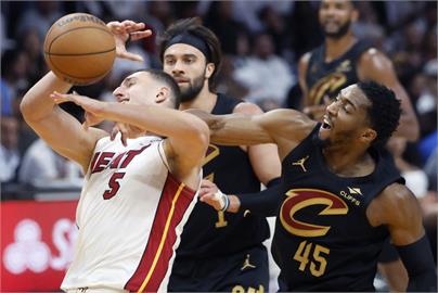 NBA(影)/宛如台灣JHBL冠軍賽翻版!騎士季後賽橫掃熱火、G4狂贏55分晉級