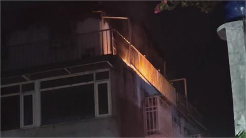 信義區民宅深夜祝融 四樓鐵皮頂加全面燃燒