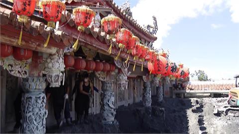 保安寺遭泥流重創　土石淹近一層樓高　挖出落難神像