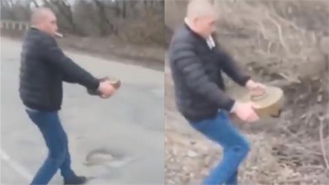 超勇猛！烏克蘭大叔叼菸「徒手移地雷」　影片曝光...百萬網友屏息看完！