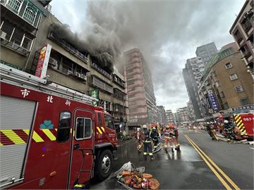 快新聞／三重4層樓公寓火警！濃煙直竄天際　警消合力救出5住戶