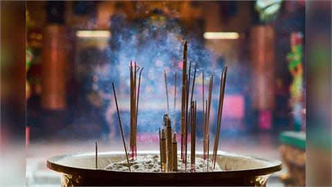 台南四面佛遭有心人「倒插香柱」！命理專家揭「挑釁神明」下場：一定會很慘