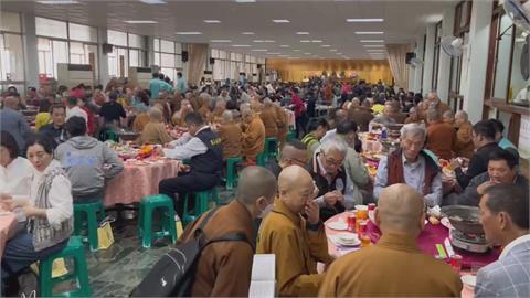 高雄元亨寺馬年平安宴信徒熱鬧同歡　十道特色素菜色香味俱全