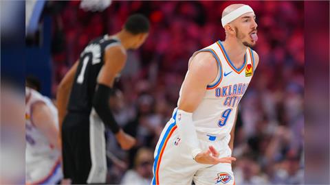 NBA(影)/「禿曼巴」外線開無雙!卡魯索22分射爆馬刺從防守悍將變三分殺神