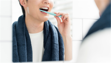 天天刷牙還是牙齦發炎？破解口腔清潔死角，醫師：關鍵在於「水質」與「抑菌力」