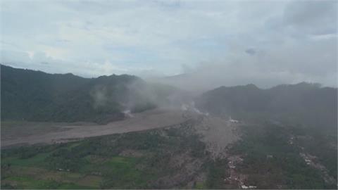 塞梅魯火山再度爆發　大量火山灰覆蓋城鎮還冒著煙