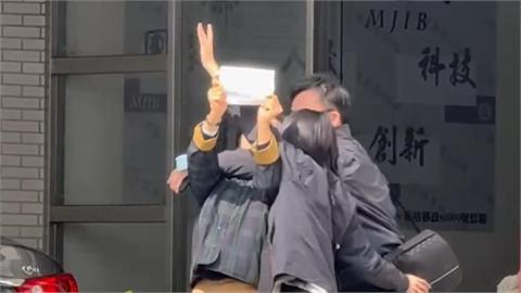 林岱樺高喊「政治干預司法」被調查局人員鎖喉　網傻眼：妳執政黨立委欸