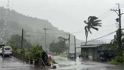 楊柳登陸橫掃！台東金峰鄉嘉蘭村　鐵皮屋頂遭吹掀　　變電箱爆炸