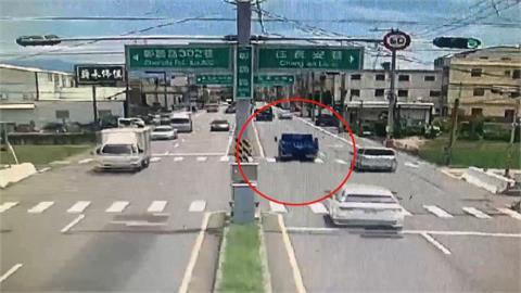 離奇車禍！貨車自撞分隔島翻車　疑駕駛撿拾物品釀禍
